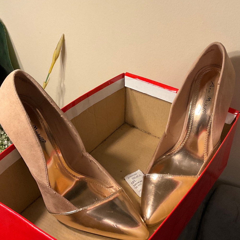 Women's Nude Pointed Toe Pumps - Metallic Champagne Accent